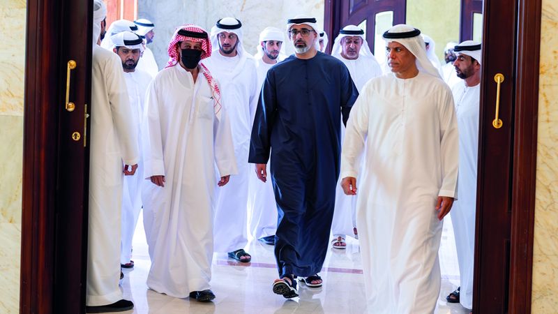 الامارات | خالد بن محمد يُقدم واجب العزاء بوفاة ميرة بنت راشد المزروعي