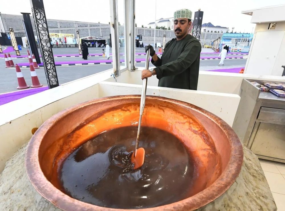 بتذوق طعمها الفريد.. مهرجان أبها للتسوق يجذب عشاق الحلوى العمانية