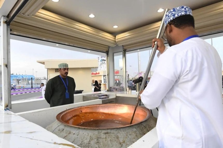 بتذوق طعمها الفريد.. مهرجان أبها للتسوق يجذب عشاق الحلوى العمانية