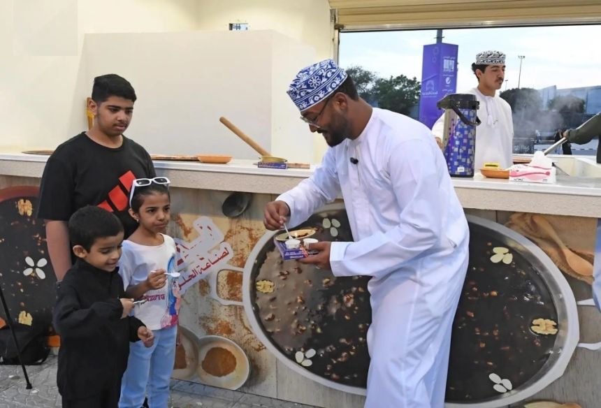 بتذوق طعمها الفريد.. مهرجان أبها للتسوق يجذب عشاق الحلوى العمانية
