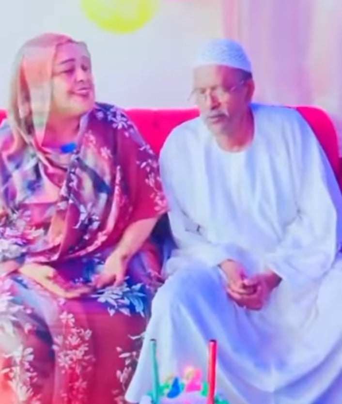شاهد بالصورة والفيديو.. على أنغام أغنية المصير.. زوج سوداني يحتفل مع زوجته داخل منزلهما بمرور 32 عاماً على زواجهما ومتابعون يصفون المقطع بالأجمل منذ عشرات السنين