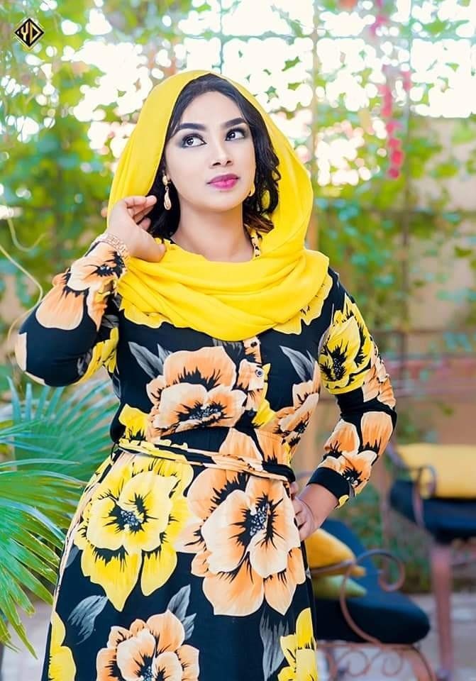 شاهد بالفيديو.. حسناء الإعلام السوداني الريان الظاهر تشارك في “ترند” الأكلات السودانية المحببة لديها