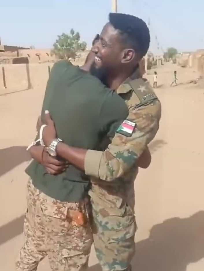 شاهد بالصورة والفيديو.. في مشهد مؤثر وبعد أن فرقتهم الحرب.. ضابط بالجيش السوداني يلتقي شقيقه بالصدفة بأحد الأحياء التي تم تحريرها