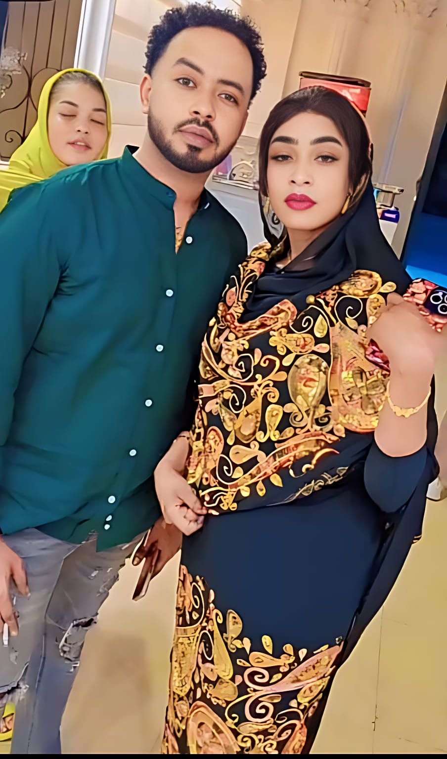 شاهد بالصورة.. الفنانة الضجة مروة الدولية تشعل مواقع التواصل الاجتماعي بإطلالة ملفتة مع صديقها “وزة”