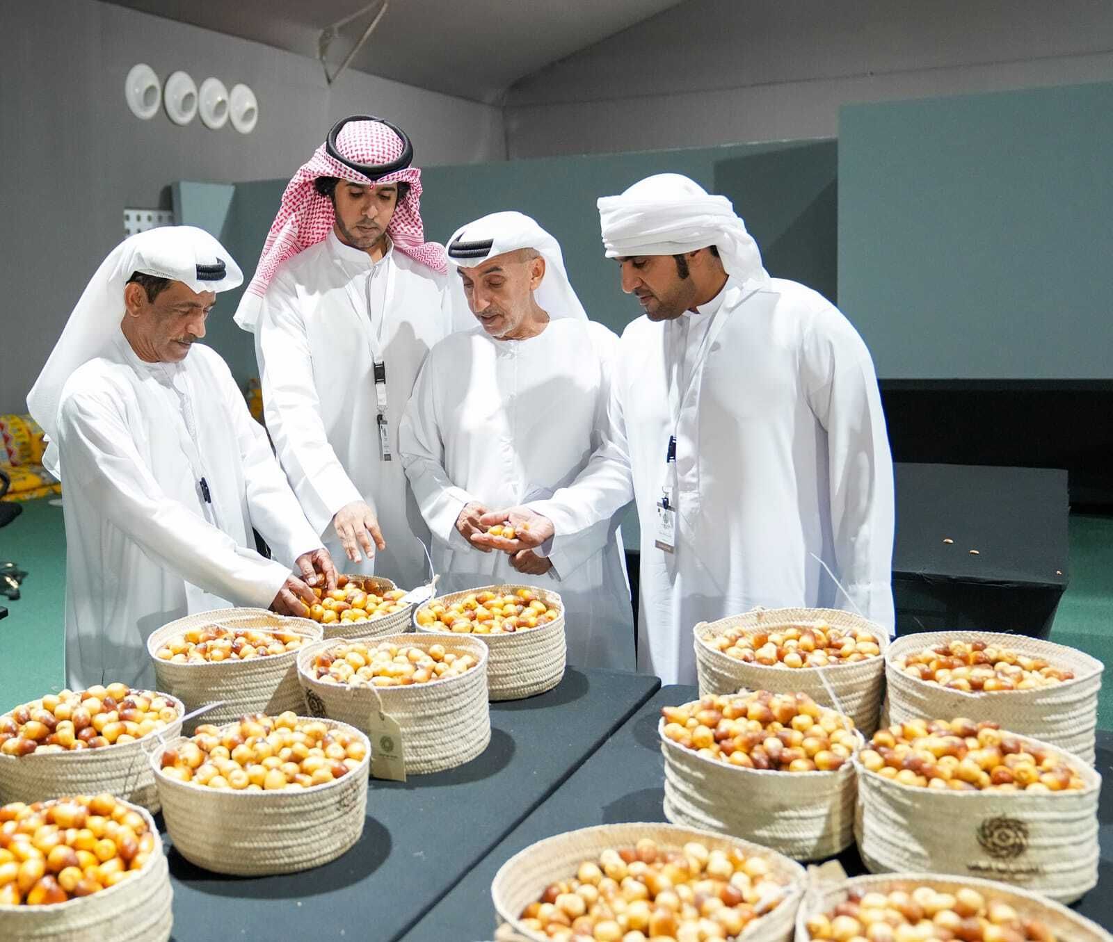الامارات | "مهرجان ليوا" يتسلم 2.5 طن رطب في يومه الأول