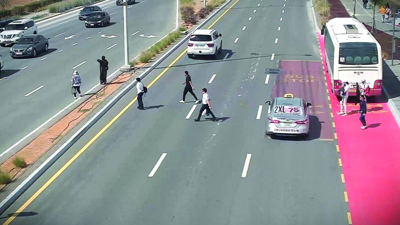 الامارات | «الداخلية»: مخالفة 1050 سائقاً بسبب عرقلة حركة المشاة العام الماضي