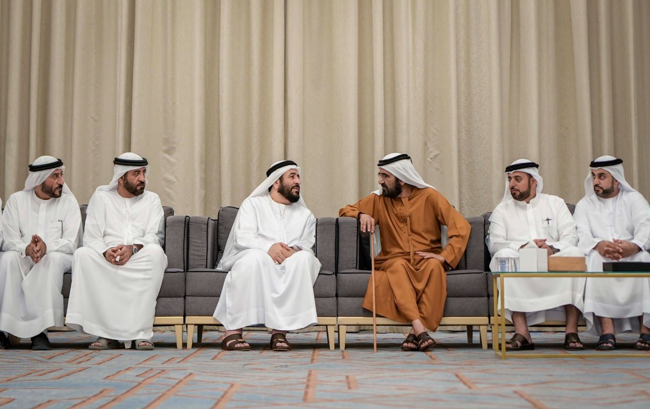 الامارات | محمد بن راشد يقدم واجب العزاء في وفاة محمد علي سلطان العلماء
