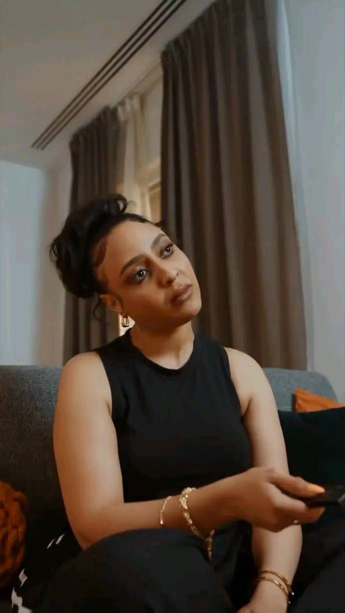 شاهد بالصور.. حسناء الإعلام السوداني تشعل مواقع التواصل بإطلالة مثيرة للجدل وساخرون: (بعد كدة فضل ليك تقولي أنا ما سودانية)