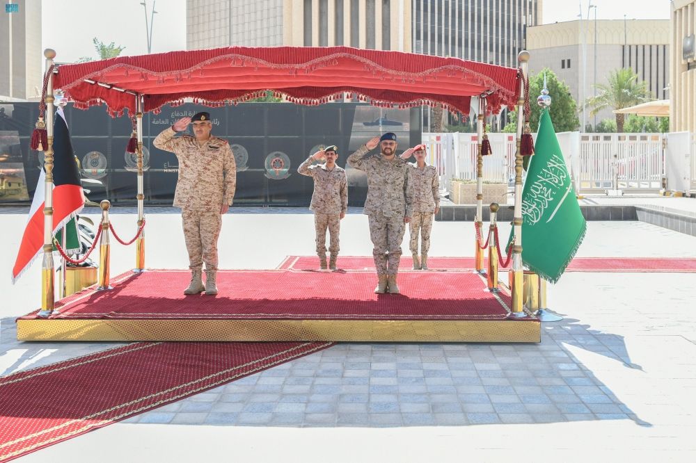 رئيس الأركان يبحث التعاون الدفاعي والعسكري مع نظيره الكويتي
