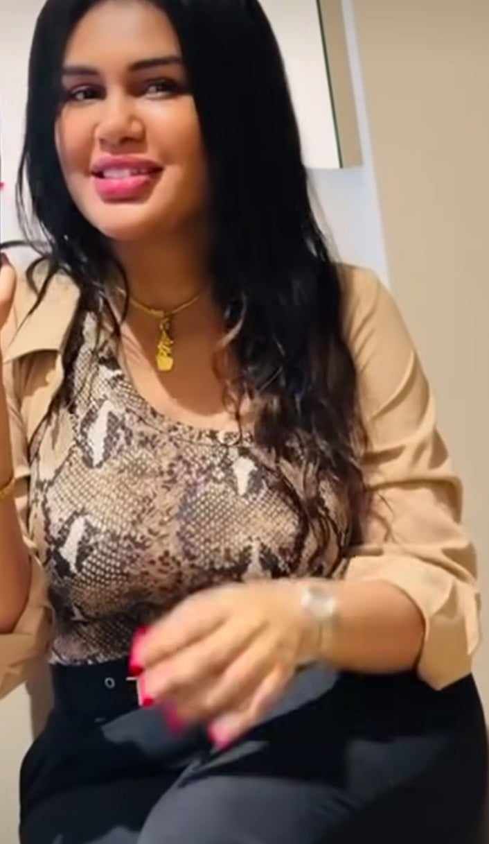 شاهد بالصورة والفيديو.. حسناء سودانية تتمايل وتستعرض جمالها على أنغام (يا ود البلد)