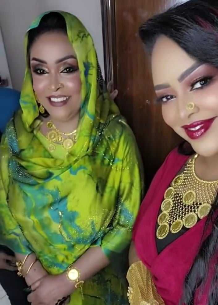 شاهد بالفيديو.. إبنة الفنانة حنان بلوبلو “الحسناء” تواصل خطف الأضواء بعد ظهورها في لقطة جماعية مع والدتها وشقيقها المطرب محمد بشير والفنان كمال ترباس