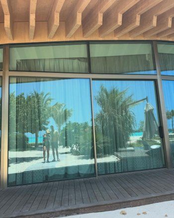 جورجينا رودريغيز تختار عقد بسعر خيالي لإطلالتها مع البكيني الأسود