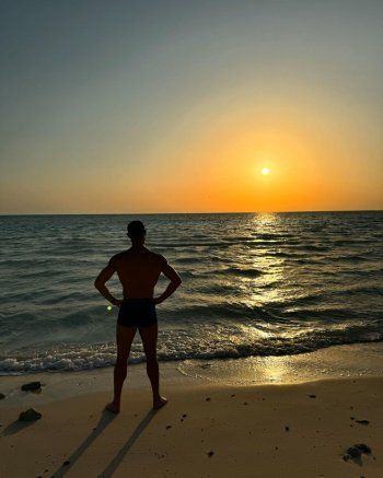 جورجينا رودريغيز تختار عقد بسعر خيالي لإطلالتها مع البكيني الأسود