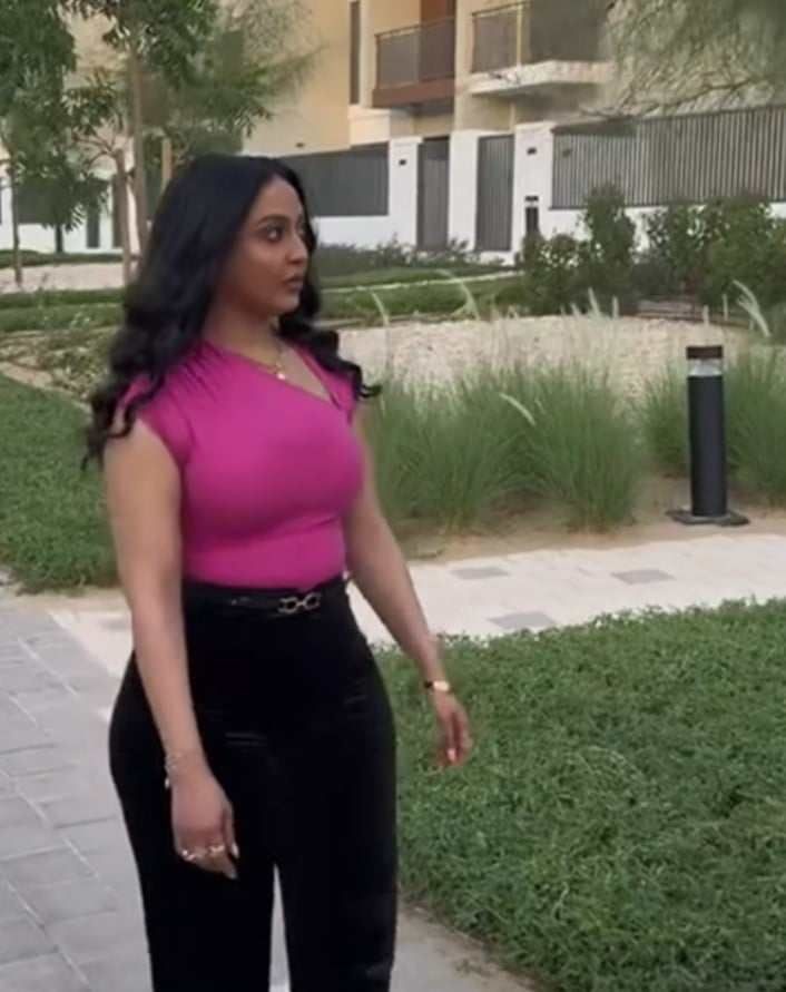 شاهد بالصور والفيديو.. حسناء الإعلام السوداني شهد المهندس تواصل تخصصها في إشعال مواقع التواصل بأزياء مثيرة للجدل والجمهور يتغزل: (الشهد والعسل)