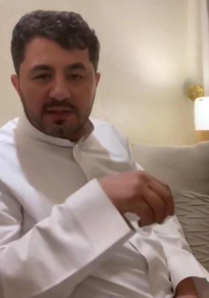 شاهد بالصورة والفيديو.. مواطن فلسطيني يقلد اللهجة السودانية بموقف لصديقه السوداني مع (الكديسة) في الصلاة ويثير ضحكات المتابعين