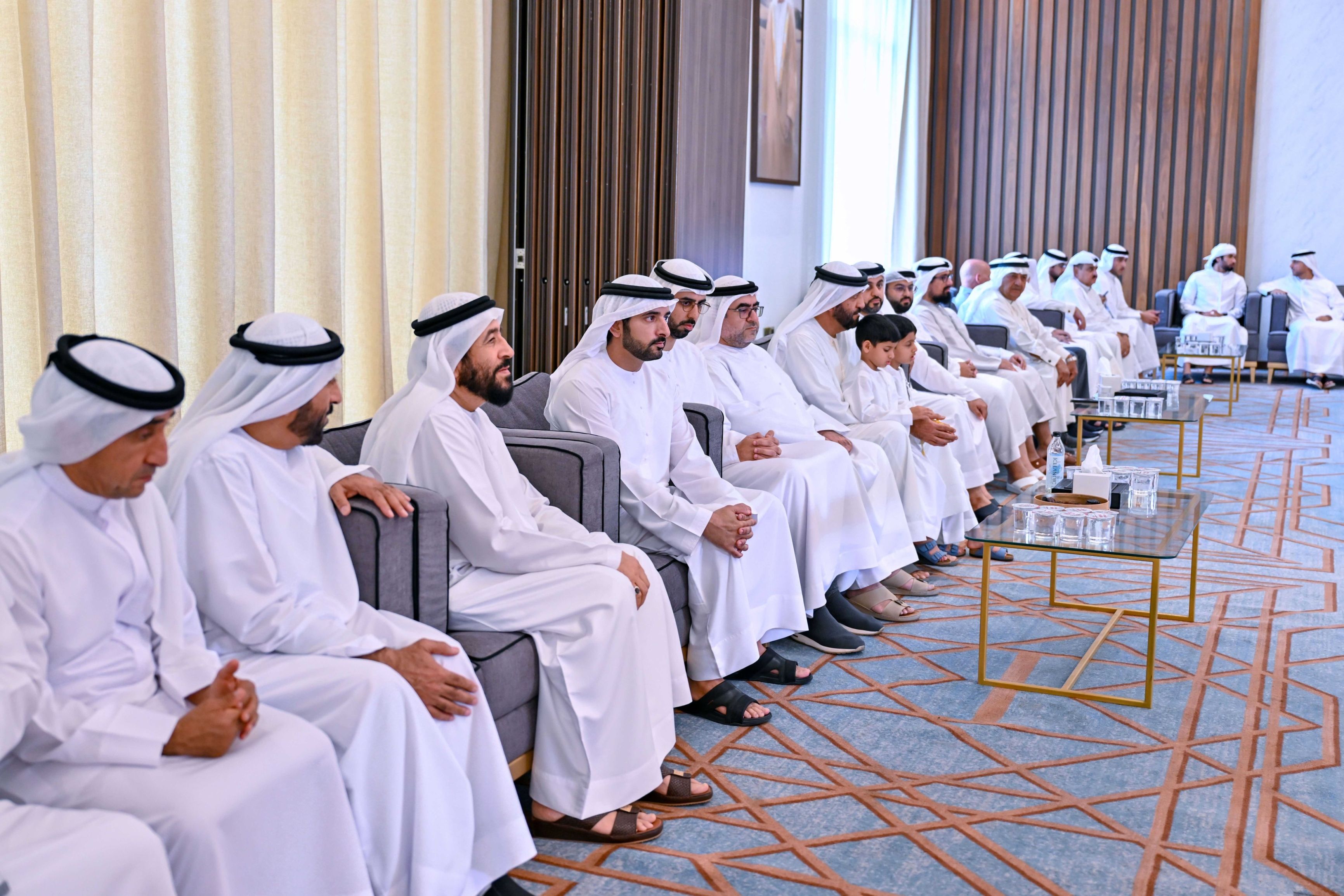 الامارات | حمدان بن محمد يقدّم واجب العزاء في وفاة محمد علي سلطان العلماء