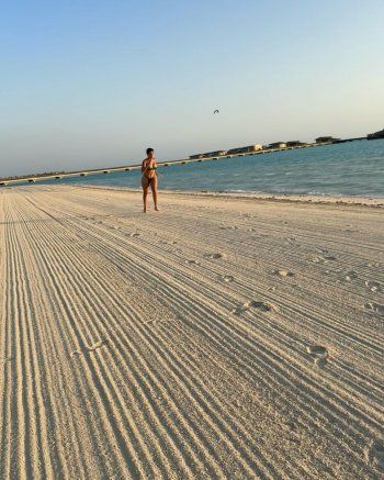 جورجينا رودريغيز تختار عقد بسعر خيالي لإطلالتها مع البكيني الأسود