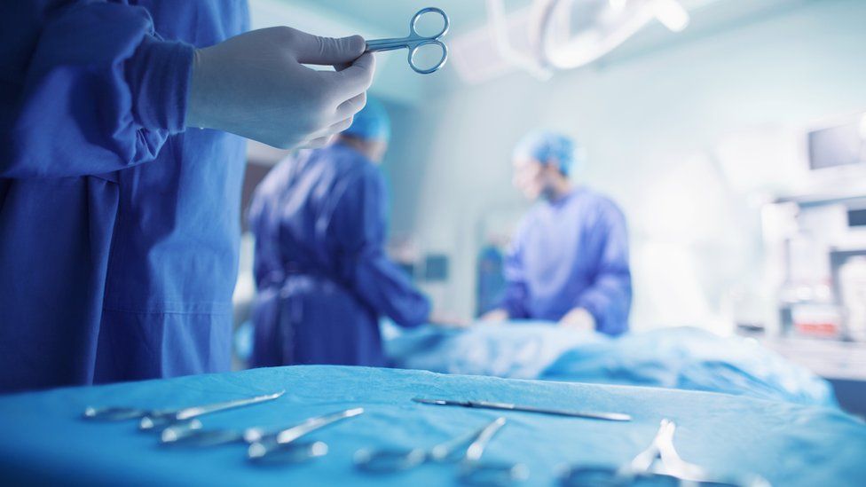 الامارات | تزن رطلين.. إزالة كتلة شعر "ضخمة" من معدة شابة بالإكوادور