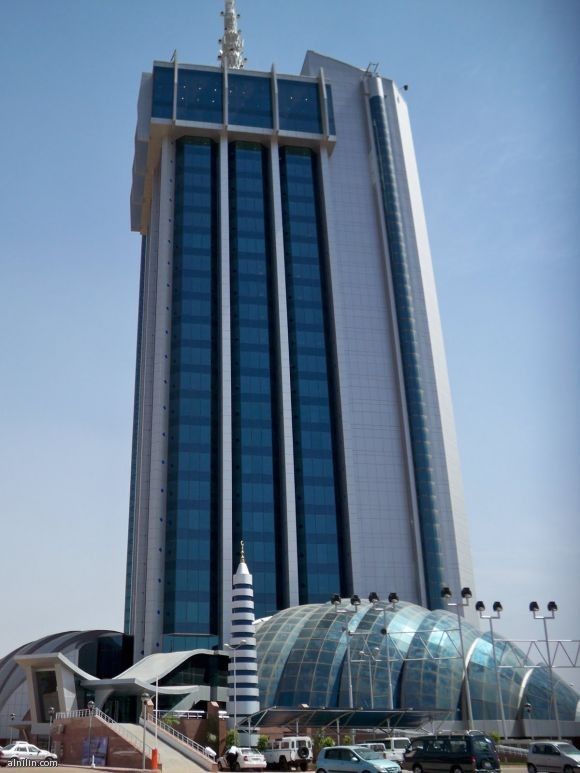 شاهد بالفيديو.. انتقاماً لمقتل “البيشي”.. قوات الدعم السريع تقوم بحرق برج الإتصالات بالخرطوم ومتابعون: (لو حرقتوا الخرطوم كلها بترجع..لكن البيشي برجع؟؟)
