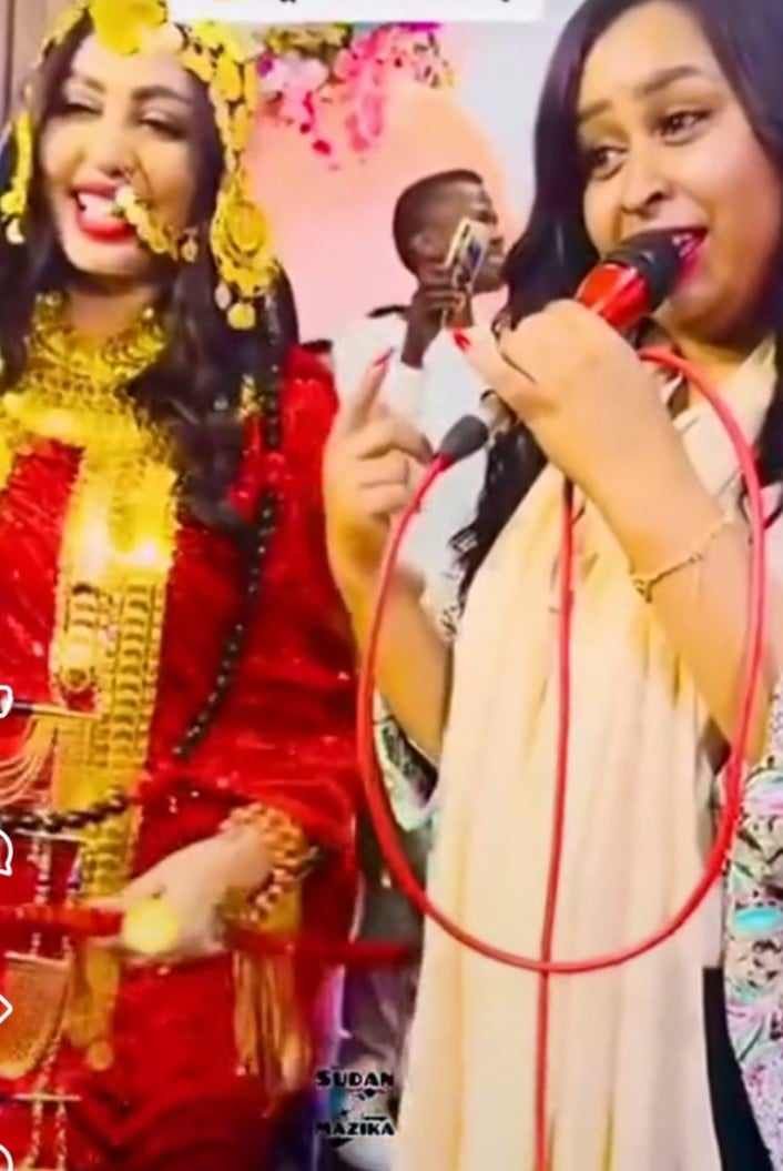 شاهد بالصورة والفيديو.. عروس سودانية بمصر تغني في ليلة فرحها وتثير ضحكات مطربة الحفل ريان الساتة