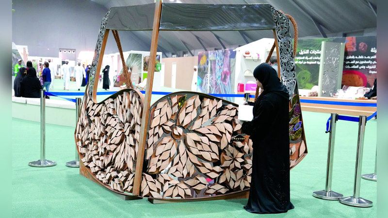 الامارات | برقع عملاق.. إبداع يحتفي بزي المرأة الإماراتية
