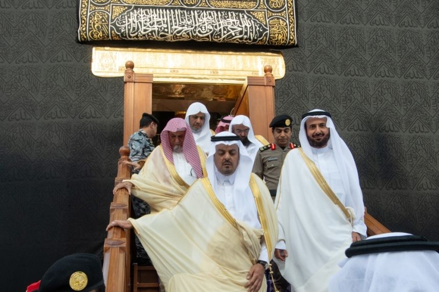 نيابة عن خادم الحرمين.. نائب أمير مكة يتشرف بغسل الكعبة المشرفة