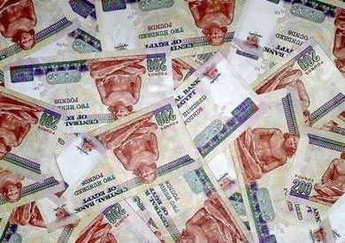 شاهد بالفيديو.. خلال حفل زفاف بالقاهرة.. “عريس” سوداني يرمي أموال طائلة من العملة المصرية فئة “200” جنيه على رأس “عروسته” ومتابعون: (انت عارف سعر الجنيه الليلة كم ولا بتجدع ساي)