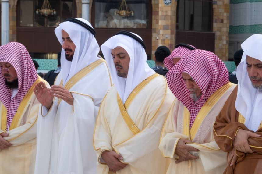 نيابة عن خادم الحرمين.. نائب أمير مكة يتشرف بغسل الكعبة المشرفة