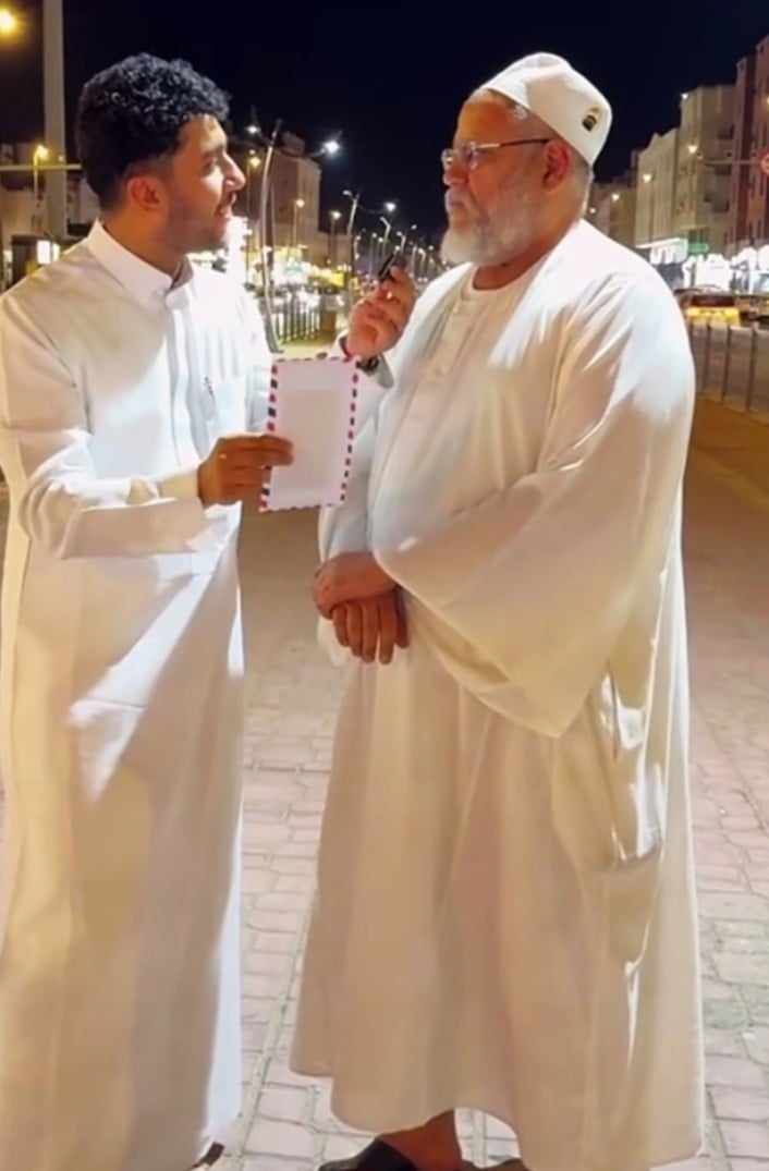 شاهد بالصورة والفيديو.. سوداني بالمملكة العربية السعودية يحصل على جائزة مالية في الشارع العام بعد موقف قدم فيه الخير لغيره قائلاً: (حب لأخيك ما تحب لنفسك)