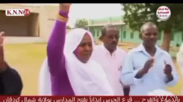 شاهد بالصورة والفيديو.. معلمة بولاية شمال كردفان تذرف دموع الفرح لحظة قرع جرس المدرسة إيذاناً بمعاودة الدراسة من جديد