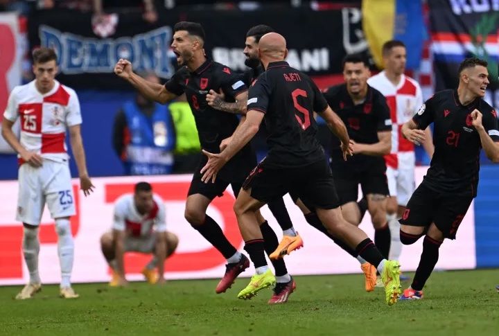 الامارات | سيلفينيو يجدد عقده مع منتخب ألبانيا