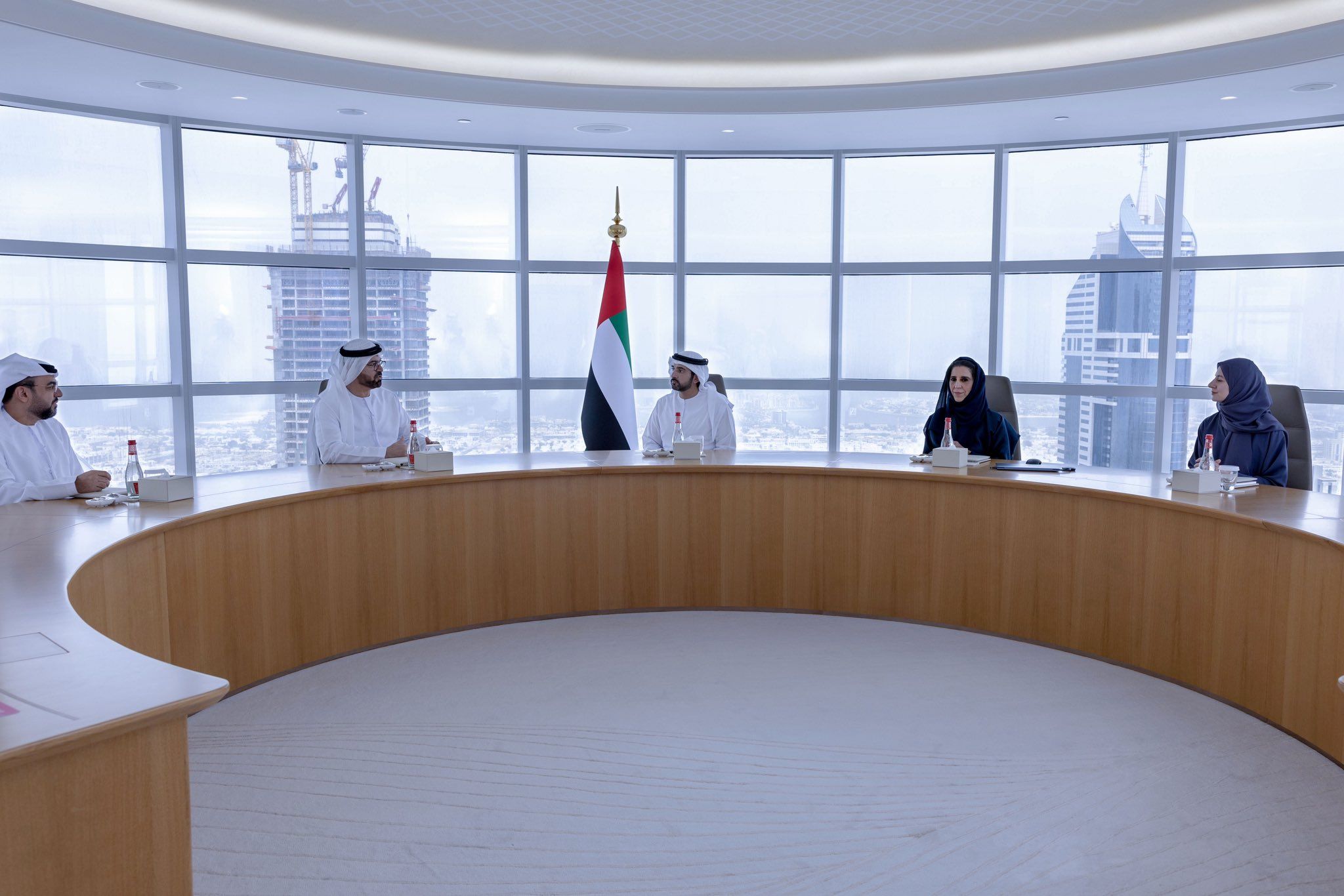 الامارات | حمدان بن محمد يزور "شؤون مجلس الوزراء" ويطَلع على هيكلة الحكومة الاتحادية