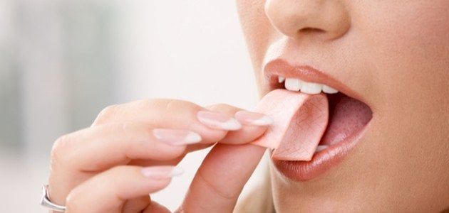 الامارات | يؤدي إلى حالة طبية غريبة.. خبراء يحذرون من عواقب مزعجة لابتلاع العلكة