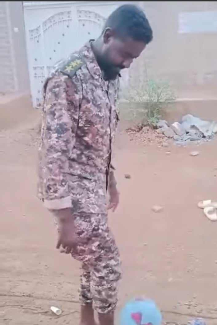 شاهد بالصورة والفيديو.. ضابط بالقوات المسلحة يستعرض مهاراته الكروية ويشارك أطفال الحي لعب كرة القدم