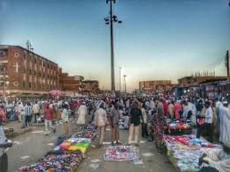 شاهد بالفيديو.. “بشريات الرجوع لأرض الوطن”.. عودة المياه لسوق أم درمان والمواطنون المتواجدون بالسوق يطالبون التجار بالعودة وفتح محلاتهم (تعالوا راجعين من مصر خلاص البلد رجعت)