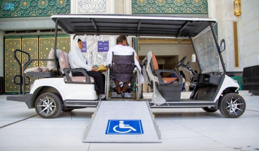 عربات قولف الترددية تسهّل لذوي الإعاقة أداء نسكهم بالمسجد الحرام