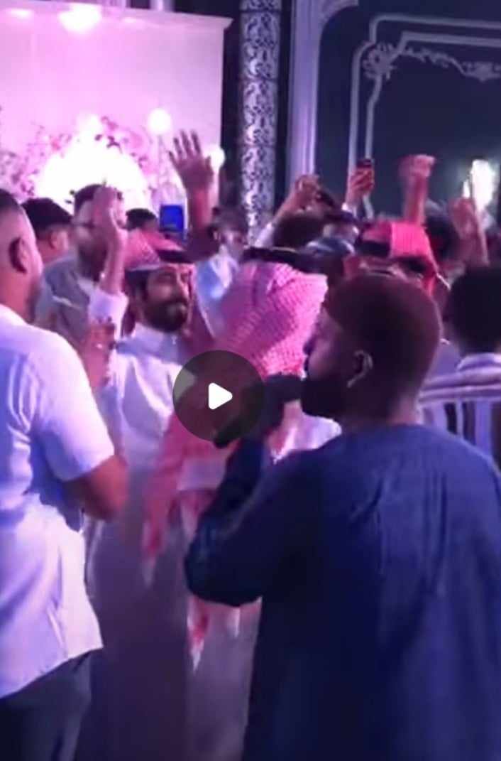 شاهد بالصورة والفيديو.. خلال حفل أحياه المطرب أحمد محمد عوض بالمملكة.. مواطنون سعوديون يرقصون ويتفاعلون بشكل هستيري مع الأغنية السودانية (من فريع البان)
