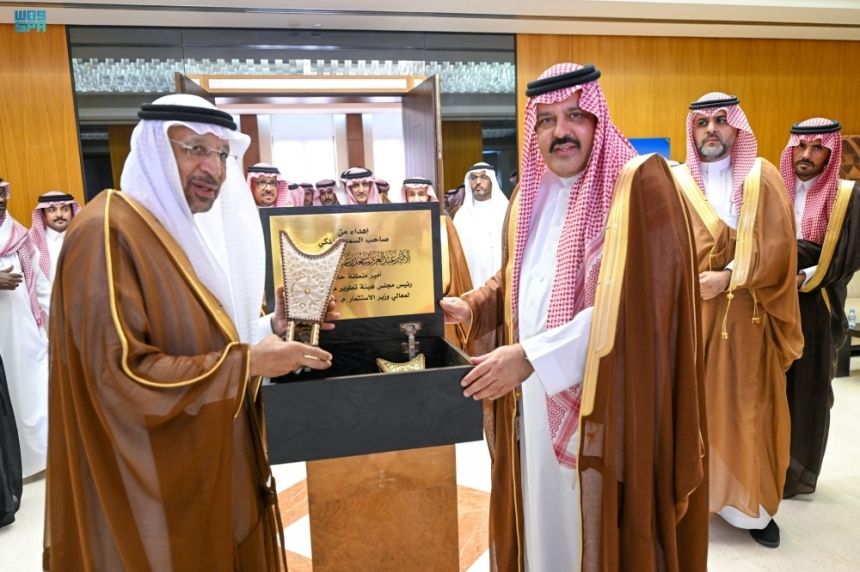 أمير حائل أثناء استقبال وزير الاستثمار: نتطلع إلى توفير فرص عمل كبيرة
