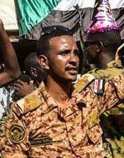 شاهد بالفيديو.. مطرب سوداني يفجر ثورة غضب داخل مواقع التواصل الاجتماعي بعد سخريته من الشهيد محمد صديق وإظهاره كأنه خائف ومرعوب خلال إعلان لمطعم بالقاهرة