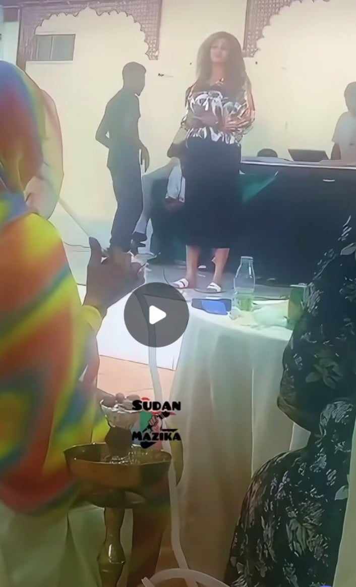 شاهد بالصورة والفيديو.. سيدة سودانية تجلس بمزاج وتشرب “الشيشة” داخل حفل للفنانة عشة الجبل