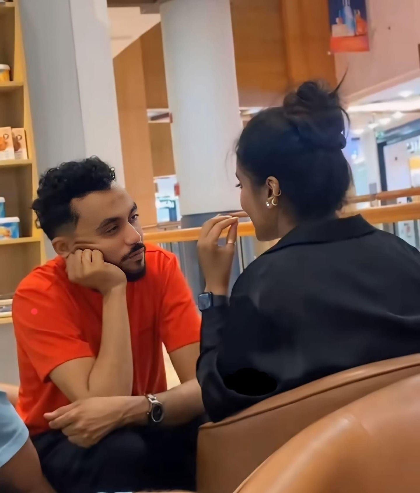 شاهد بالصور والفيديو.. سافر عبر المطارات وحمل معه الورود لمصالحة “حبيبته”.. ما هي قصة الشاب السوداني “حسن” التي تصدرت “الترند” وشغلت الرأي العام
