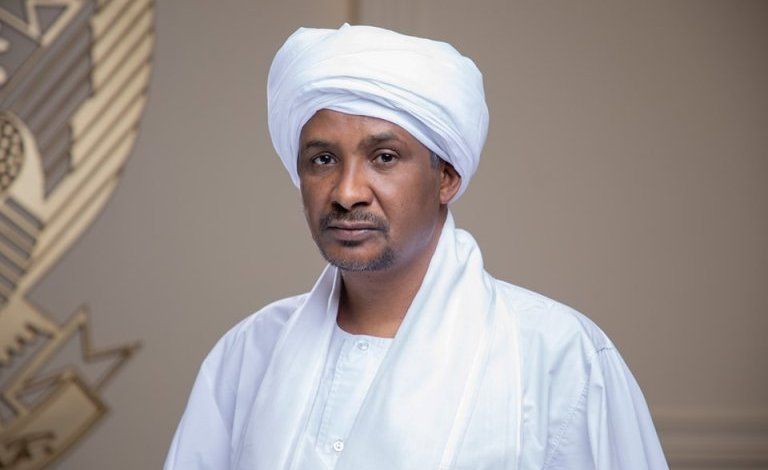 شاهد بالفيديو.. سيدة “دعامية” تترحم على روح “حميدتي” وتؤكد اقتناعها بوفاته: (لو لقينا زول جاي من الجنة كان بقول لينا حميدتي في نعيم وفي الفردوس)