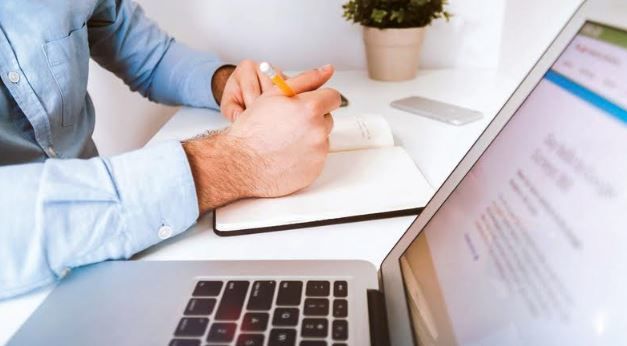 الامارات | هل يجوز للموظف قطع إجازته والعودة للعمل؟