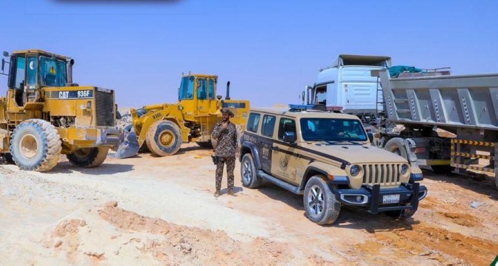 "الأمن والحماية" تضبط مخالفَين لنظام البيئة باستغلال الرواسب في تبوك