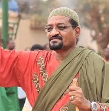 شاهد بالفيديو.. في جلسة حضرها عدد كبير من المريدين.. الفنان جمال فرفور يحمل “الطار” ويمدح شيخ الأمين في حضوره والأخير يتفاعل بالترديد معه