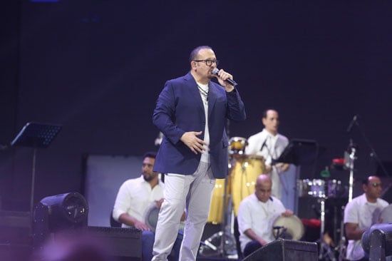 هشام عباس يشعل حفل كاسيت 90 بأغنية يتربى فى عزو