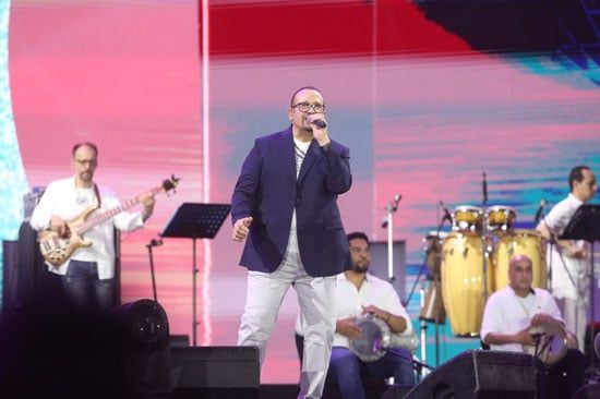 هشام عباس يشعل حفل كاسيت 90 بأغنية يتربى فى عزو