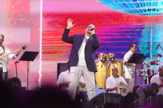 هشام عباس يشعل حفل كاسيت 90 بأغنية يتربى فى عزو