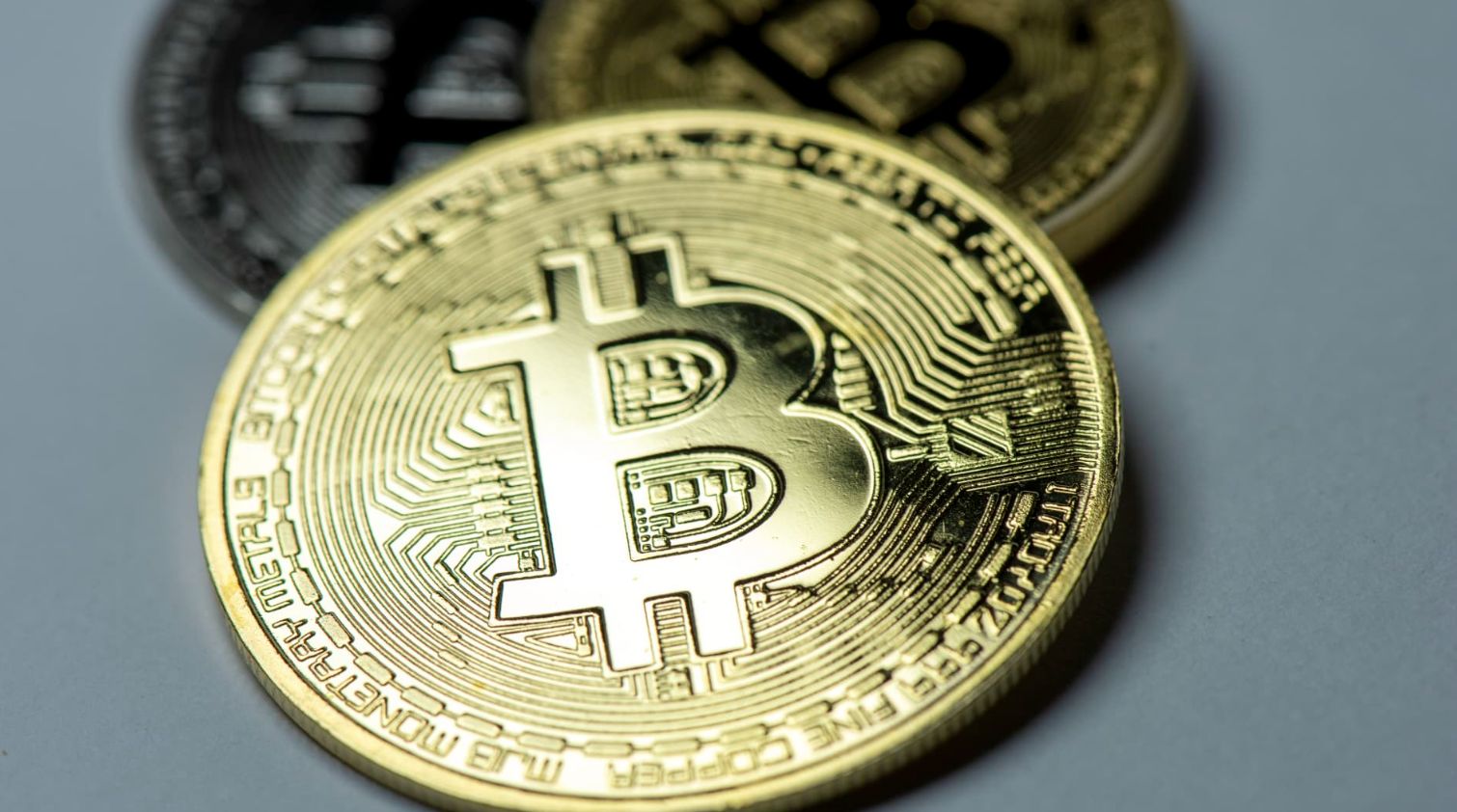 تعافي البيتكوين بعد الهبوط إلى 62 ألف دولار وتراجع XRP بنسبة 6٪