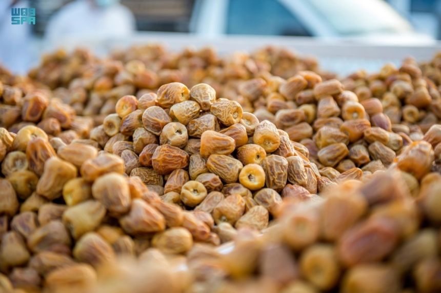 بـ50 صنفاً.. كرنفال بريدة للتمور يشهد اعتدالاً في عمليات البيع والشراء